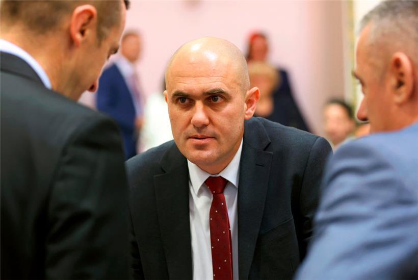 Landwirtschaftsminister Josip Dabro (M.) trat am 18. Januar zurück, nachdem ein Video mit seinen „Schießübungen“ veröffentlicht worden war

