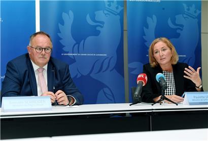 Landwirtschaftsminister Romain Schneider (LSAP) und Verbraucher- und Gesundheitsministerin Paulette Lenert (LSAP) stellen das Gesetzesprojekt für eine andere Lebensmittelpolitik im Landwirtschaftsministerium vor. Das Bewusstsein für das, was auf den Teller kommt, ist mit der Pandemie nur noch gewachsen. 
