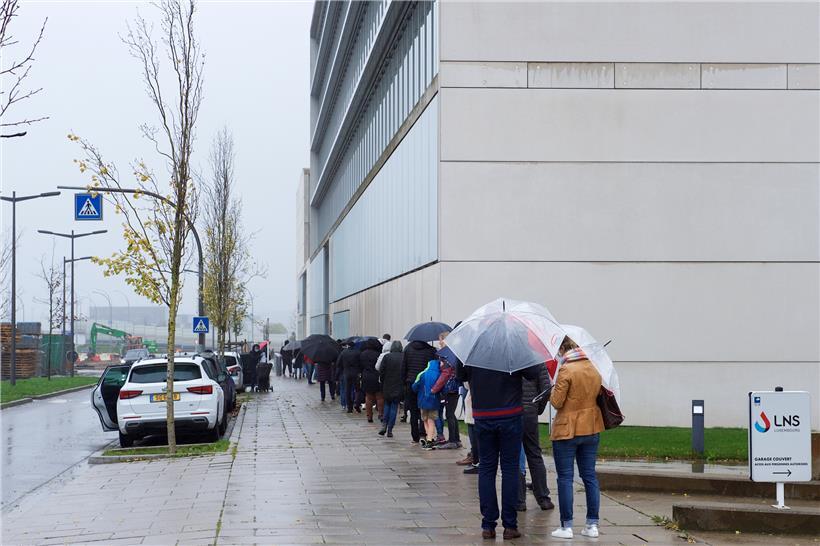 Lange Schlangen im kalten Regen an Allerheiligen vor dem LNS in Düdelingen
