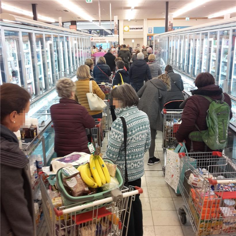 Lange Schlangen wegen des Coronavirus