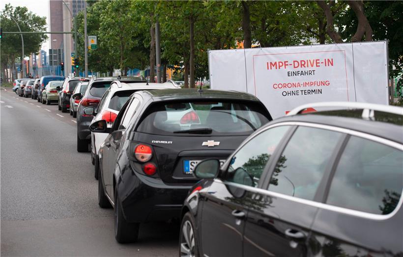 Lange Warteschlange vor einem Impf-Drive-in in Berlin
