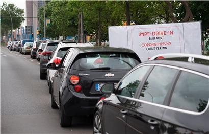 Lange Warteschlange vor einem Impf-Drive-in in Berlin
