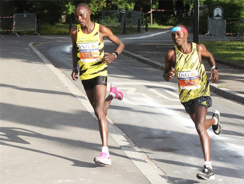 Lange waren die beiden Kenianer, Marathon-Sieger Koech (r.) und der zweitplatzierte Murrei (l.), gemeinsam unterwegs
