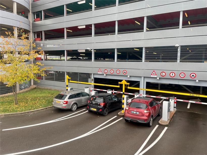 Langes Warten vor den Schranken, obwohl man ein Abo hat und im Innern noch Plätze frei sind
