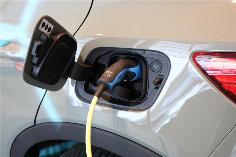 Langsam, aber sicher legt die Zahl der Elektroautos in Luxemburg zu. Seit August 2020 liegt ihr Anteil Monat für Monat bei über 5 Prozent der Neuzulassungen. Im Juni 2021 belief er sich auf 9,98 Prozent – also jeder zehnte neu angemeldete Wagen war ein Elektroauto.
