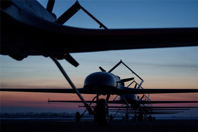 Langstreckendrohnen des Typs An-196 Ljutyj stehen vor dem Start in einer Reihe an einem ungenannten Ort in der Ukraine
