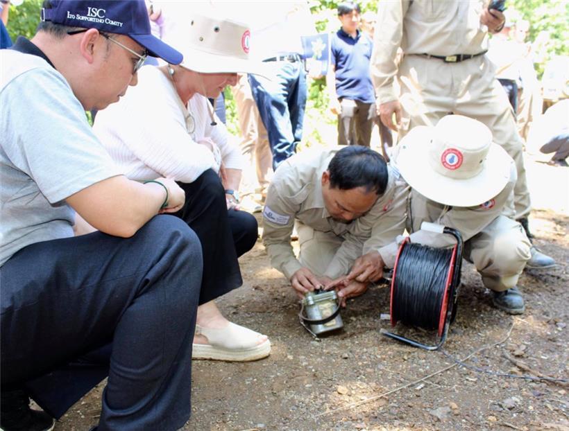 Laotische Minenräumer bei der Arbeit. Das Bild wurde während einer Visite der damaligen luxemburgischen Kooperationsministerin Paulette Lenert im laotischen Luang Prabang im September 2019 aufgenommen.
