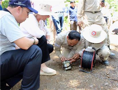 Laotische Minenräumer bei der Arbeit. Das Bild wurde während einer Visite der damaligen luxemburgischen Kooperationsministerin Paulette Lenert im laotischen Luang Prabang im September 2019 aufgenommen.
