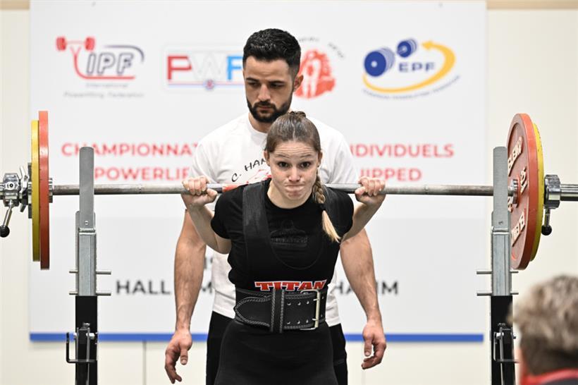 Lara Fischbach hat vier neue Landesrekorde bei den Frauen unter 57 kg aufgestellt
