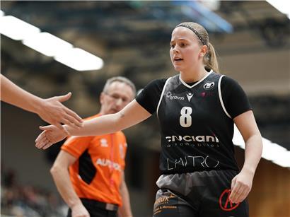 Lara Jemming kämpft aktiv auf dem Spielfeld während der Finalspiele der aktuellen Saison