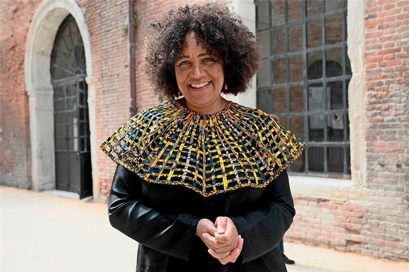 L’architecte d’origine ghanéenne et écossaise, Lesley Lokko, curatrice de la 18e Biennale d’architecture de Venise 
