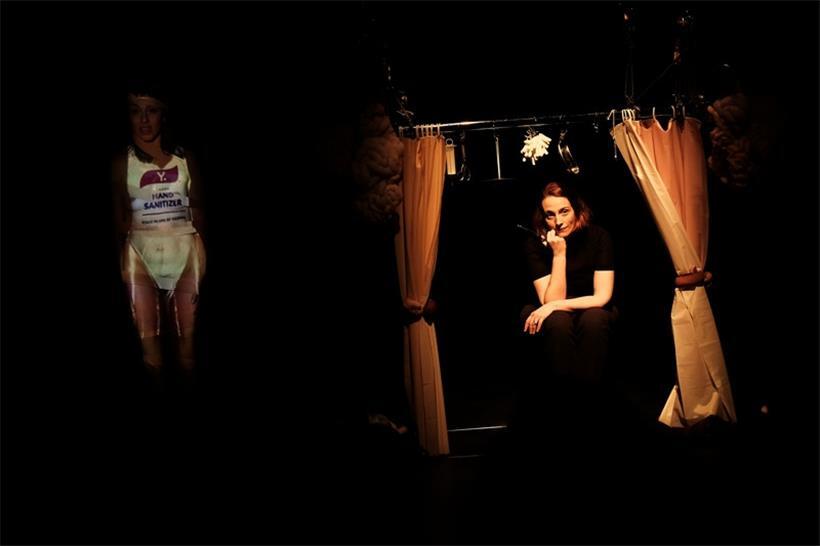 Larisa Faber (l.) und Catherine Kontz (r.) in „stark bollock naked“
