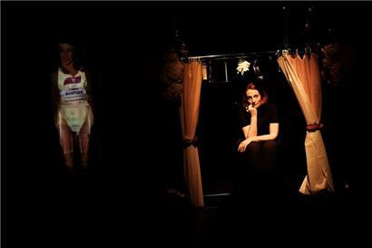Larisa Faber (l.) und Catherine Kontz (r.) in „stark bollock naked“
