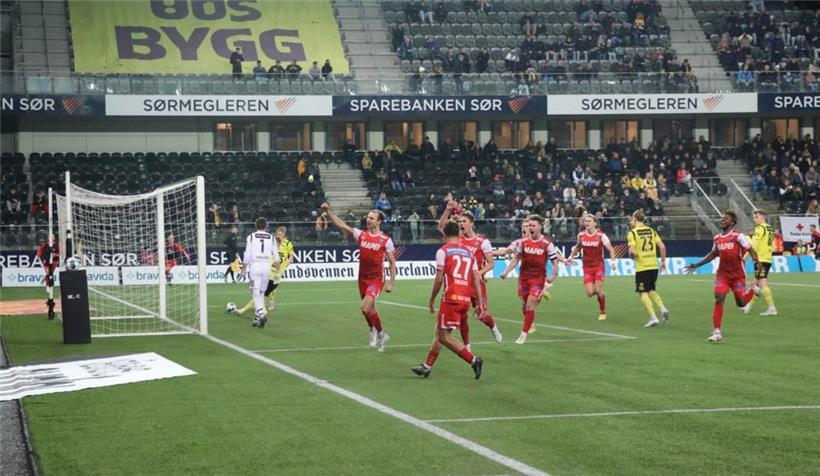 Lars Gerson (1.v.l., in Rot) hat binnen einer Woche zwei entscheidende Treffer gelandet
