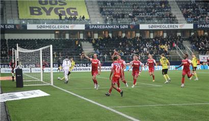 Lars Gerson (1.v.l., in Rot) hat binnen einer Woche zwei entscheidende Treffer gelandet
