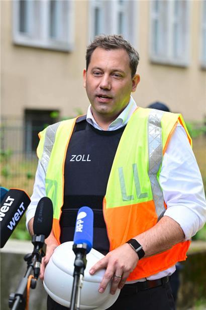 Lars Klingbeil macht den Kümmerer: Der SPD-Chef und Vizekanzler auf einer Baustelle in Berlin
