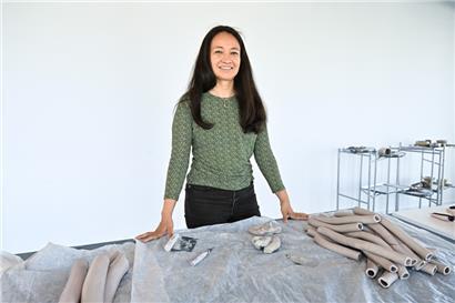 L’artiste Hisae Ikenaga tient à la touche ironique, à la transformation des objets pour réinterroger leurs fonctions et rire des valeurs que nous pensons pouvoir leur attribuer
