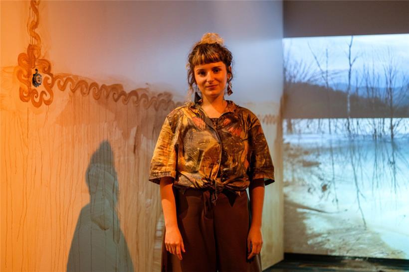 L’artiste Stefania Crisan devant le lac et l’œuvre qui l’ont fait gagner
