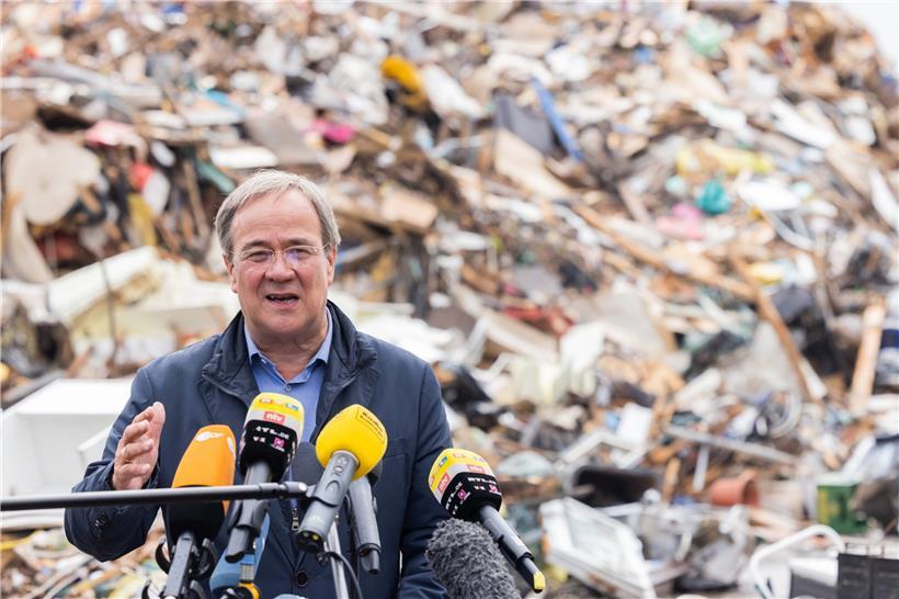 Laschets Umfragewerte sind auch durch solche Bilder in den Keller gerutscht: Der CDU-Spitzenkandidat am Rednerpult vor einem riesigen Berg aus Sperrmüll
