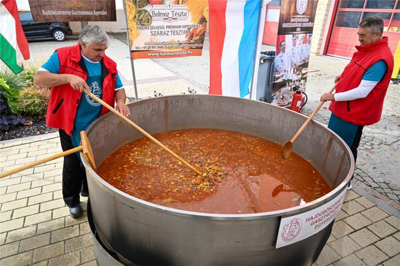 Lassen nichts anbrennen: Zwei Gulaschrührer vor dem Wormldinger „Centre culturel“
