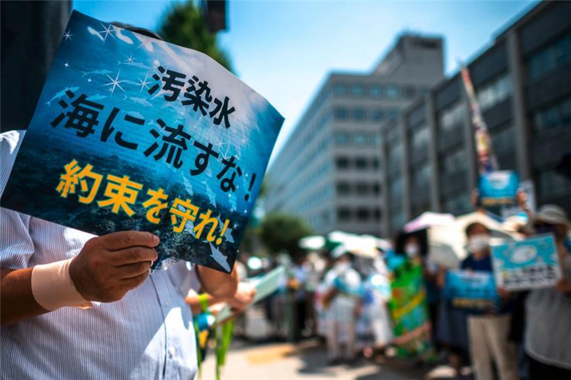 „Lasst das verseuchte Wasser nicht raus“: Ein Mann demonstriert in Tokio gegen den Schritt
