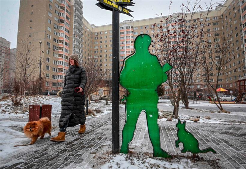 „Lasst uns nicht allein hier in diesem Loch“: Eine Installation als Hommage an den russischen Soldaten nahe Moskau
