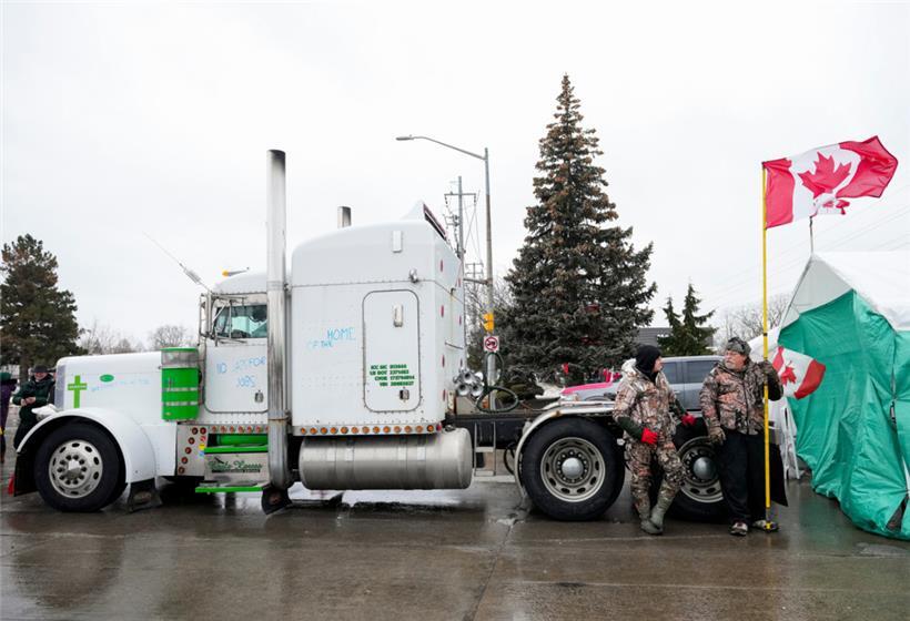 Lastwagen-Fahrer und Unterstützer blockieren in Kanada während eines Protests gegen die Corona-Impfstoffvorgaben und -beschränkungen die Zufahrt zur Ambassador-Brücke, die Detroit und Windsor verbindet

