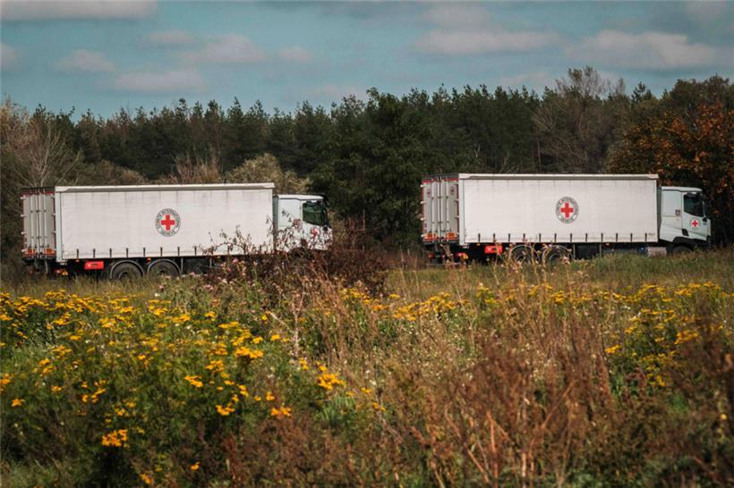 Lastwagen mit dem Emblem des Internationalen Komitees vom Roten Kreuz bringen Hilfsgüter in die von den Ukrainern zurückeroberte Stadt Swjatohirsk in der Oblast Donezk

