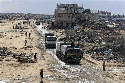 Lastwagen mit humanitärer Hilfe des Hilfswerks der Vereinten Nationen für Palästinaflüchtlinge im Nahen Osten (UNRWA) fahren am Kerem-Schalom-Übergang von Ägypten in den Gazastreifen ein, wenige Tage nach Inkrafttreten der Waffenruhe zwischen Israel und der Hamas
