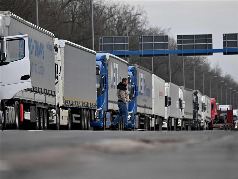 Lastwagenfahrer blockieren serbisch-kroatische Grenze in Batrovci und protestieren gegen digitales Schengen-EES-System