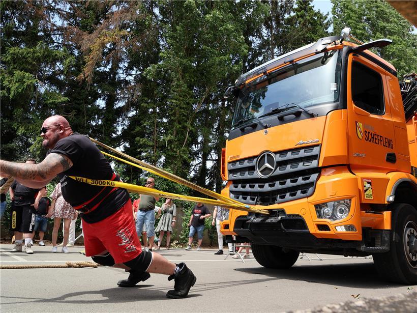 Lastwagenziehen beim Strongman-Wettkampf zeigt Kraft und Ausdauer in spektakulärer Disziplin