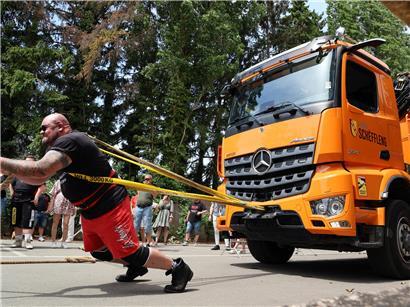 Lastwagenziehen beim Strongman-Wettkampf zeigt Kraft und Ausdauer in spektakulärer Disziplin