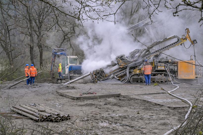 Laufende Bohrarbeiten zum Einspritzen von Beton in das Gelände, um es zu stabili...