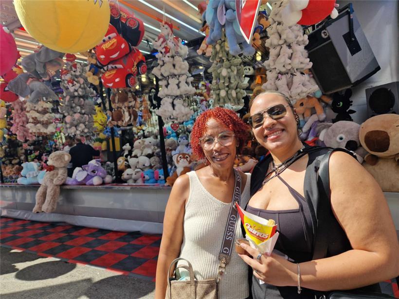 Laura (25) mit ihrer Mutter Celestina (50)
