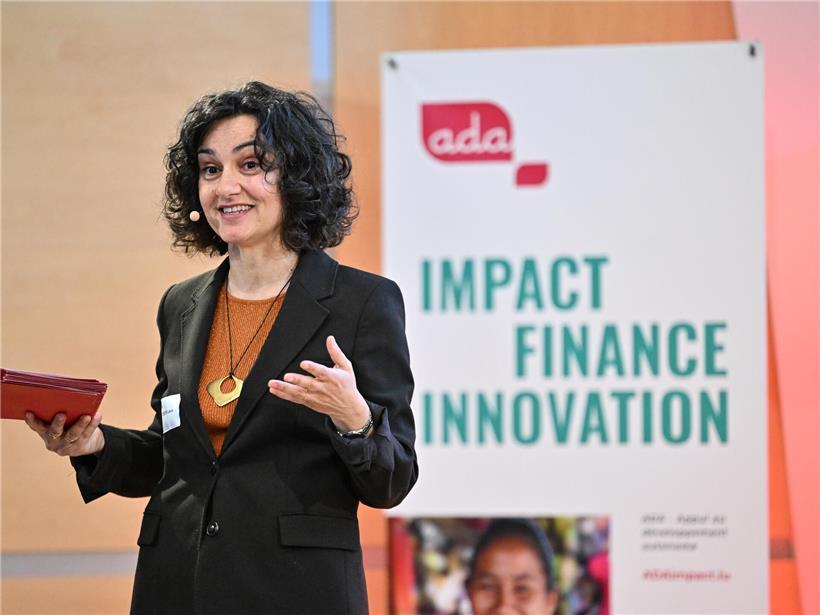 Laura Foschi präsentiert die neue ADA-Strategie 2026-2030 zur Finanzförderung benachteiligter Bevölkerungsgruppen