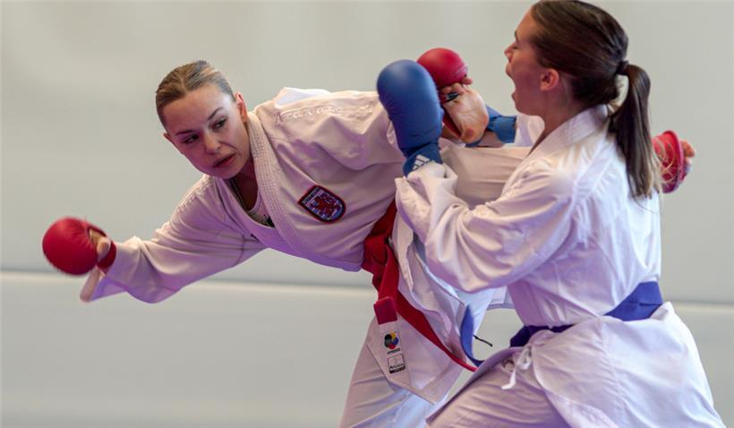 Laura Hoffmann (l.) ist eine von sieben Karatekas im Luxemburger Aufgebot
