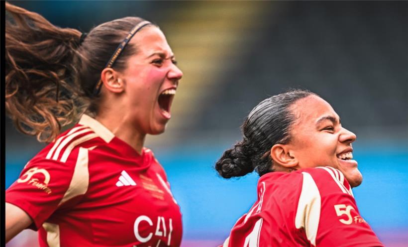 Laura Miller (l.) und Torschützin Mariam Toloba
