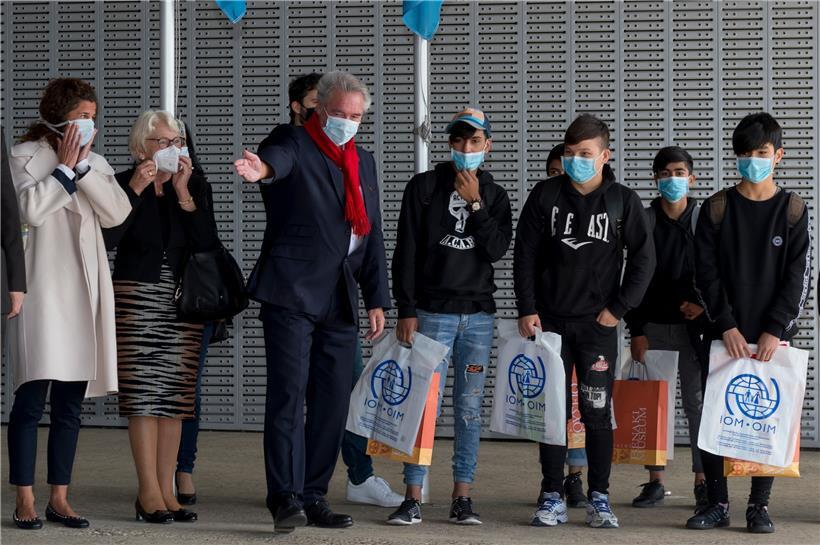 Laura Palatini, Marie-Josée Jacobs und Jean Asselborn nehmen die Kinder am Findel in Empfang.
