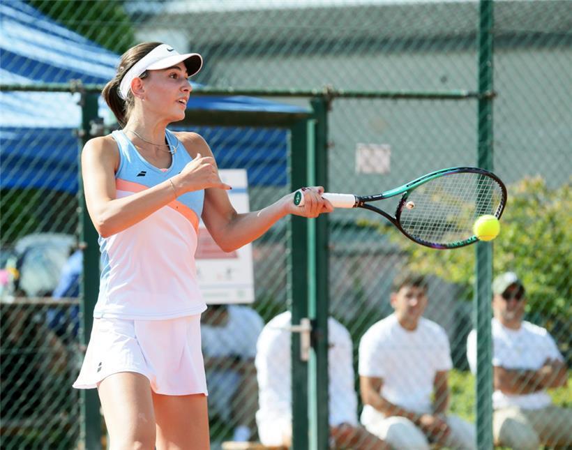 Laura Palumbo vom TC Arquebusiers gewann ihr Einzel, verlor dann aber mit Claudine Schaul im Doppel
