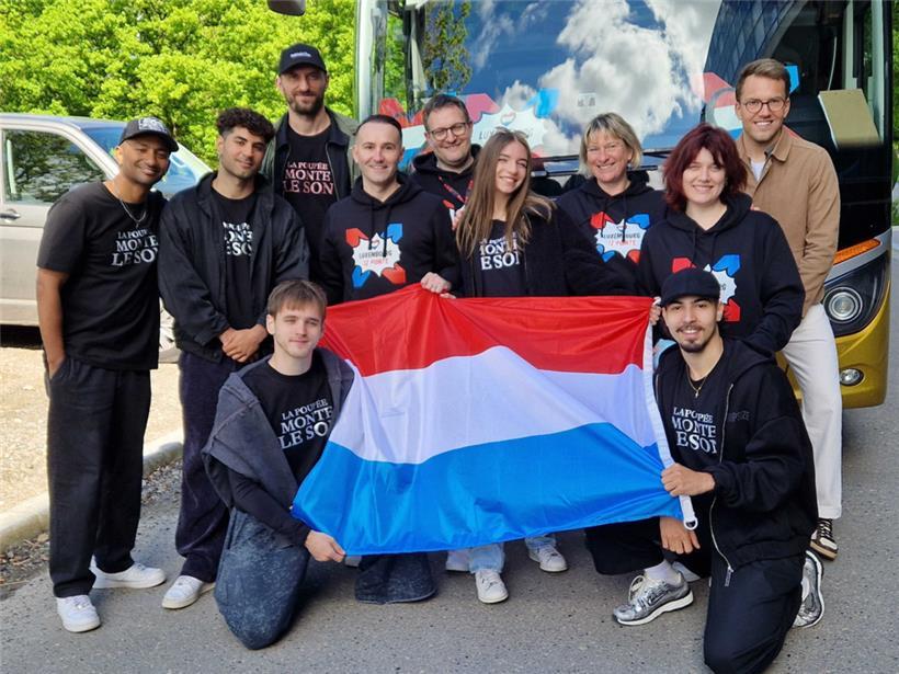 Laura Thorn, ihre Tänzer und die RTL-Crew kurz vor der Abreise
