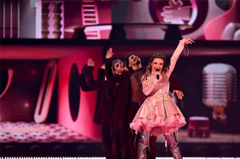 Laura Thorn performt ihren Song „La poupée monte le son“ im zweiten Halbfinale des ESC 2025
