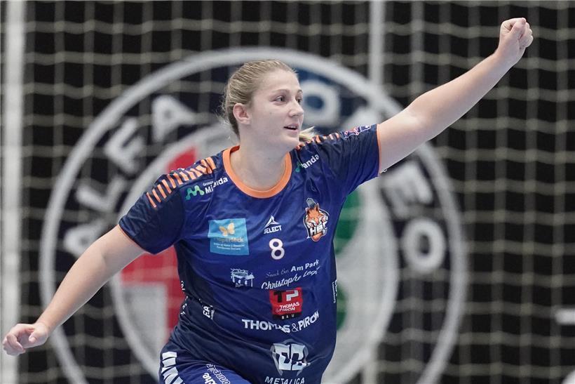 Porträt von Laura Willems, lächelnde Frau mit braunen Haaren vor neutralem Hintergrund