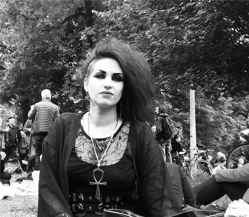 Laura aus Esch vermisst die Treffen der Gothic-Szene
