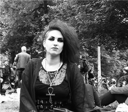 Laura aus Esch vermisst die Treffen der Gothic-Szene
