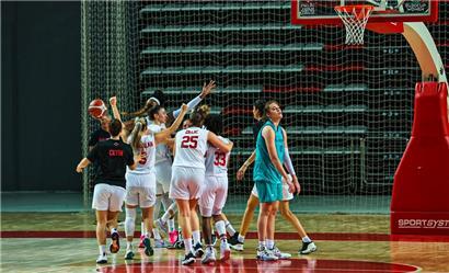 Lauren Van Kleunen vom Gréngewald (r.) kann es nicht fassen: Trotz herausragender Leistung jubelt am Ende der Gegner
