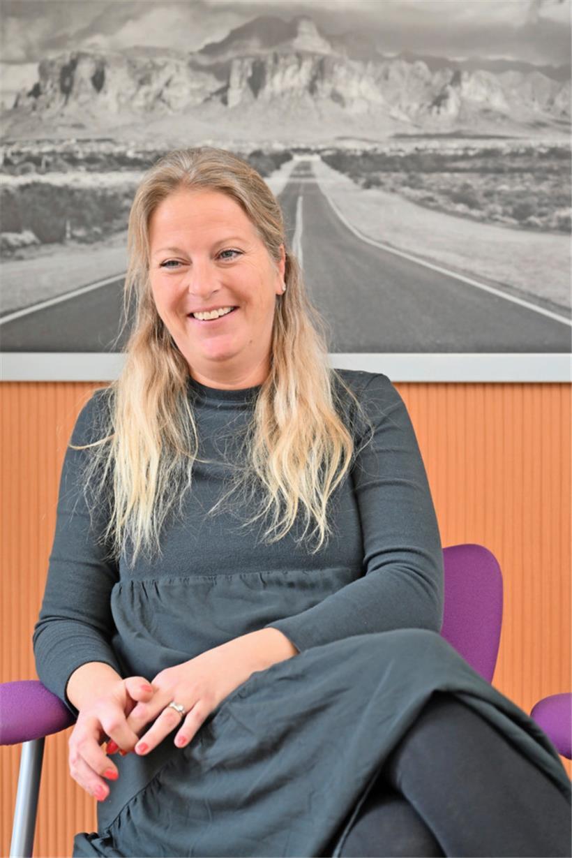 Laurence Bouquet (41) hat einen Bachelor in Psychologie und ihre Masterarbeit im belgischen Lüttich in Fach Kriminologie abgelegt. Danach hat sie eine zwei Jahre dauernde berufsbegleitende Ausbildung in der Phaemotherapie absolviert. 
