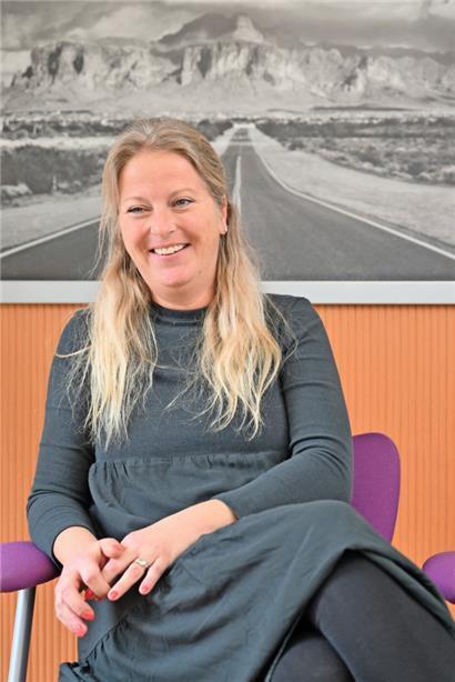 Laurence Bouquet (41) hat einen Bachelor in Psychologie und ihre Masterarbeit im belgischen Lüttich in Fach Kriminologie abgelegt. Danach hat sie eine zwei Jahre dauernde berufsbegleitende Ausbildung in der Phaemotherapie absolviert. 
