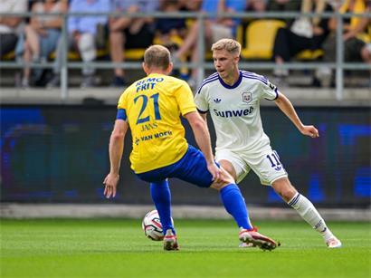 Laurent Jans im Duell mit Anderlecht-Stürmer Oliver Antman