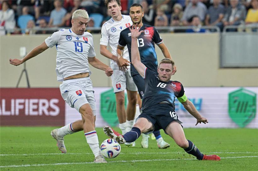 Laurent Jans (in Blau) und Beveren sind weiterhin Spitzenreiter der zweiten belgischen Liga
