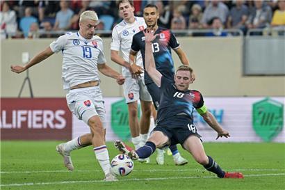 Laurent Jans (in Blau) und Beveren sind weiterhin Spitzenreiter der zweiten belgischen Liga
